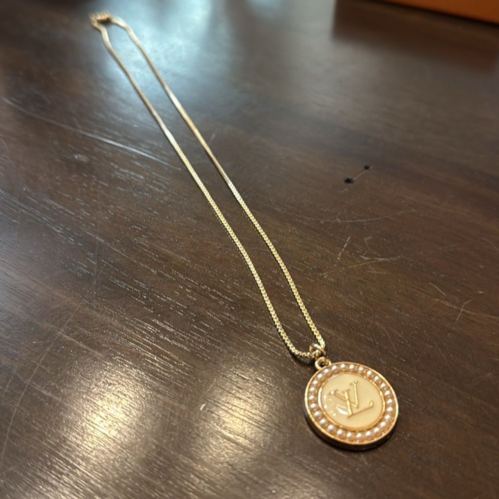 Gold and Cream Pendant Necklace - Picture 3 of 4